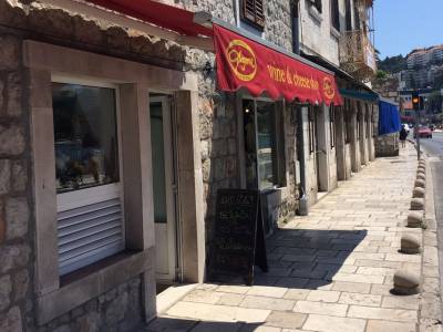 Nous recherchons des vendeurs ou vendeuses pour travailler dans notre magasin à Dubrovnik