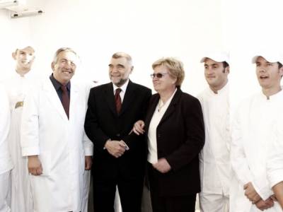 Die Angestellten der Käserei Sirena, Ivan und Marija mit dem kroatischen Staatspräsidenten, 2003