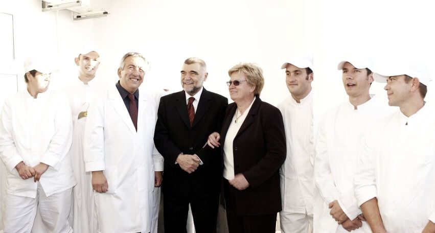 Die Angestellten der Käserei Sirena, Ivan und Marija mit dem kroatischen Staatspräsidenten, 2003
